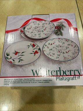 Pfaltzgraff Winterberry set of 4 six inch Plates in White with Red & Green